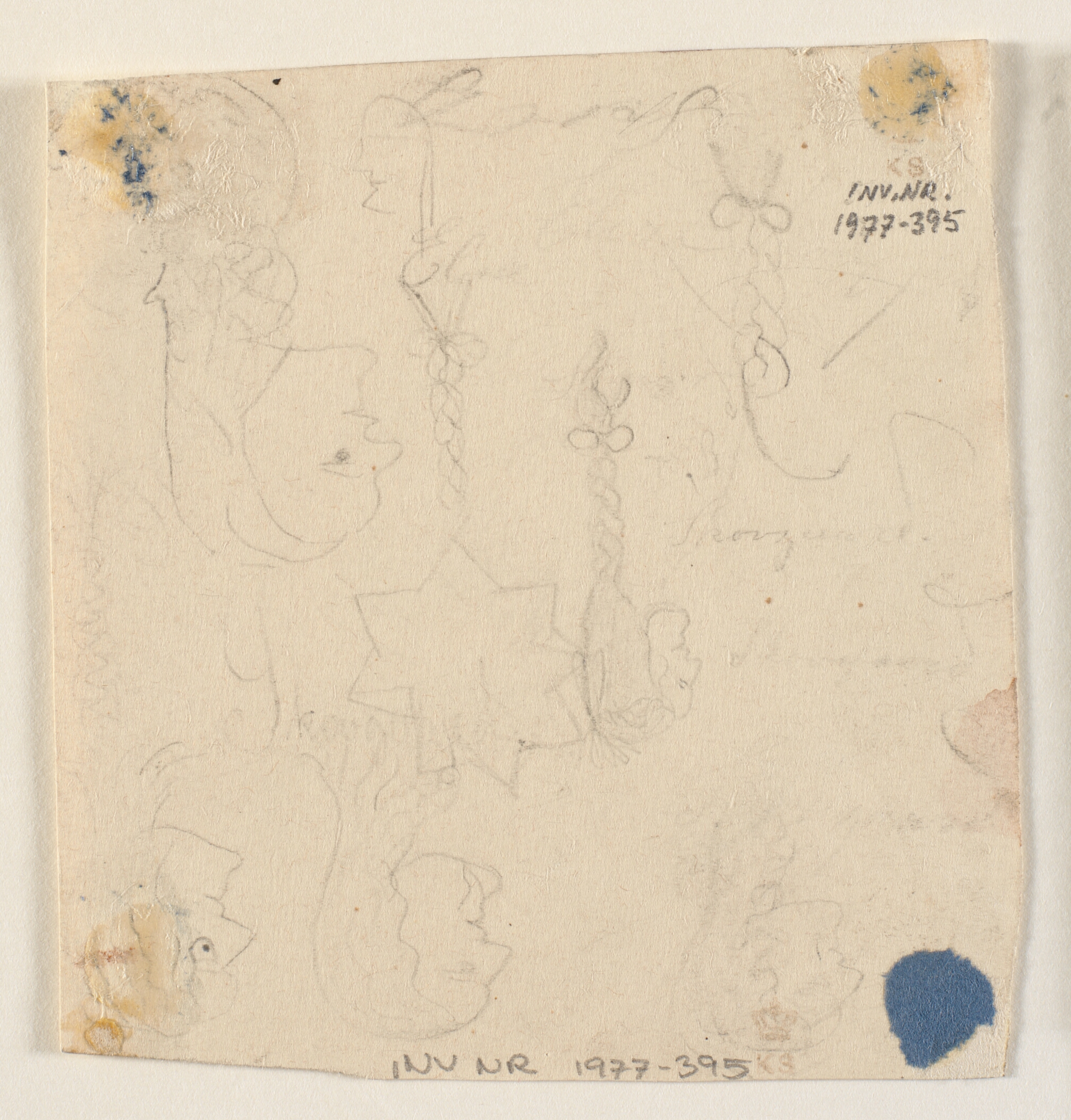 Karrikerede hoveder, geometriske rids og næsten udviskede påskrifter.